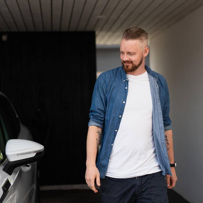 Mies katselee autoaan.